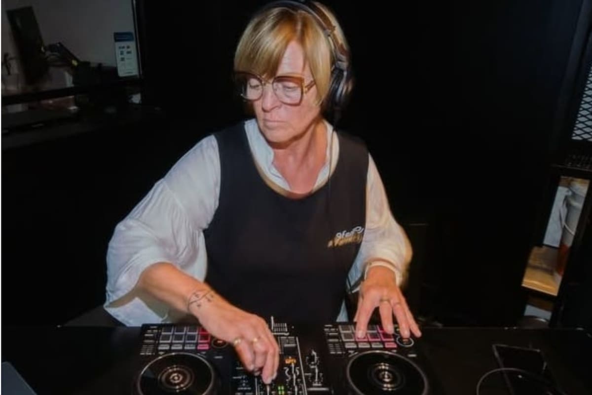A los 69 años se jubiló, aprendió a ser DJ y llevó la pista a los geriátricos