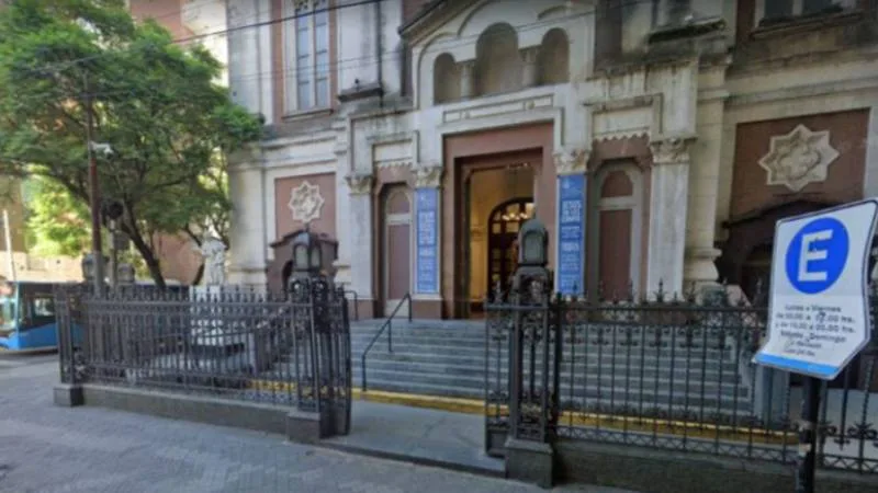 Agresión en una parroquia de Rosario: una mujer tomó del cuello al cura y se fue