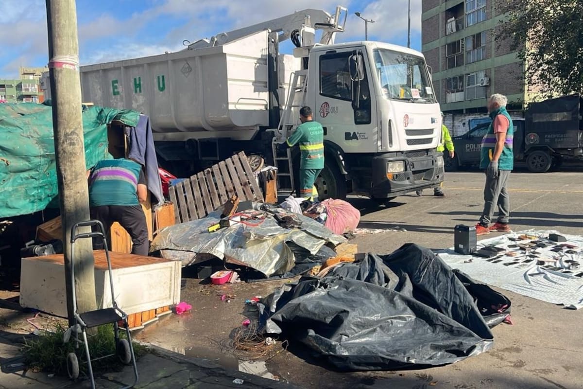 Desarticularon una ranchada en Parque Chacabuco: secuestraron 30 celulares y armas blancas