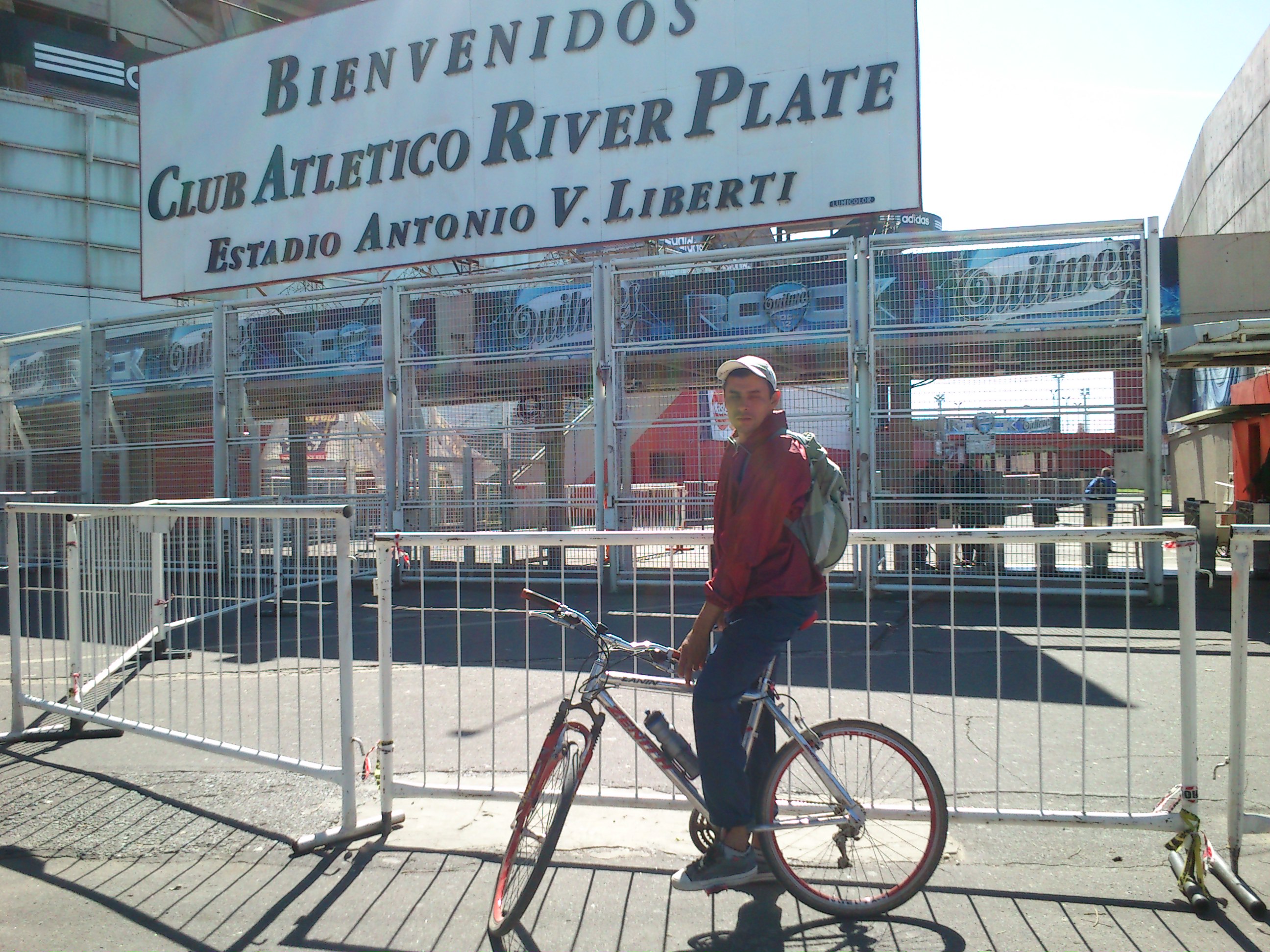 Dany frente al club...........