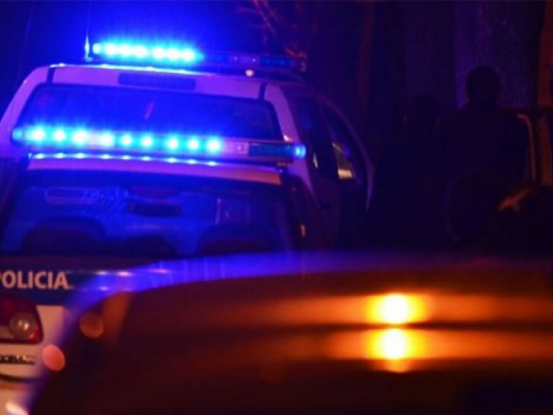 Hallan a un hombre muerto junto a un auto en el límite de Pérez