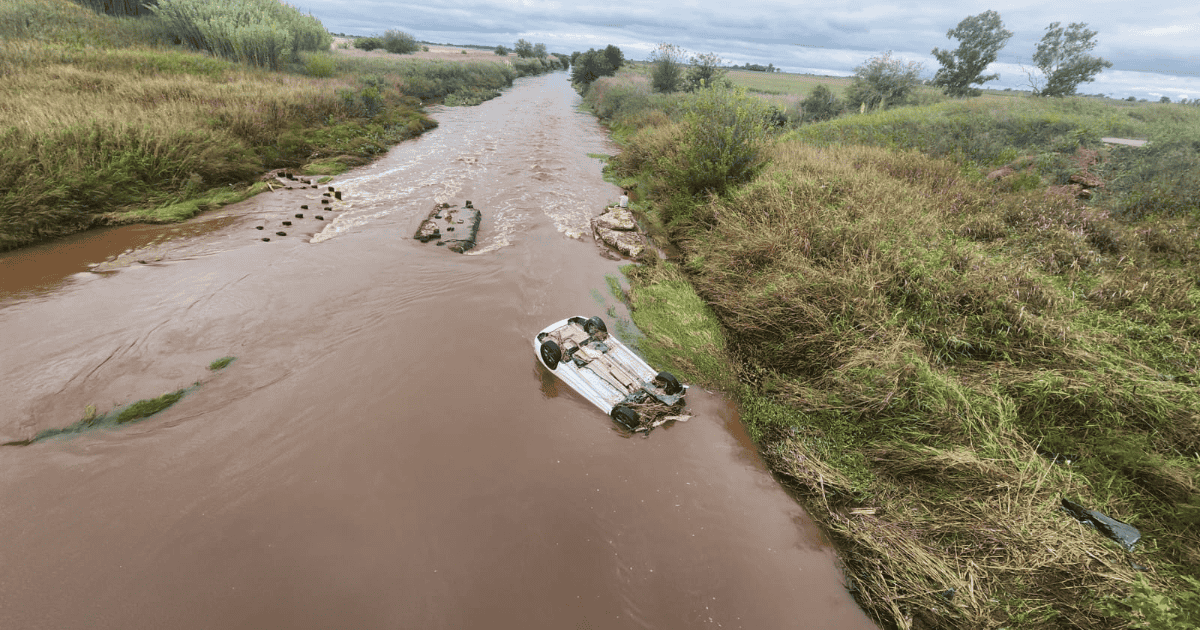 Hallaron con vida a Agustín tras caer con su auto a un arroyo en Bigand