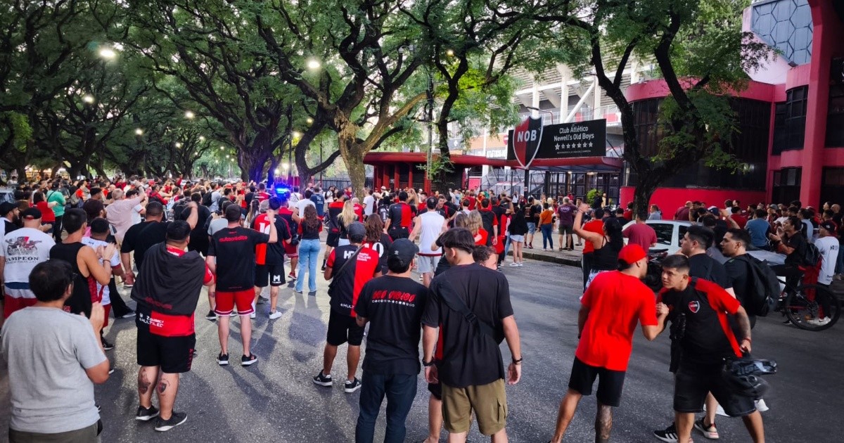 Hinchas de Newell's se movilizan en el Coloso y piden apertura y unidad