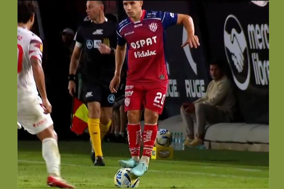 La AFA prohíbe pararse sobre la pelota: amarilla y tiro libre indirecto