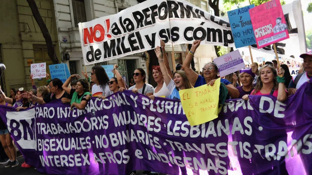 Más de 20.000 mujeres y disidencias marcharon en Rosario contra el ajuste