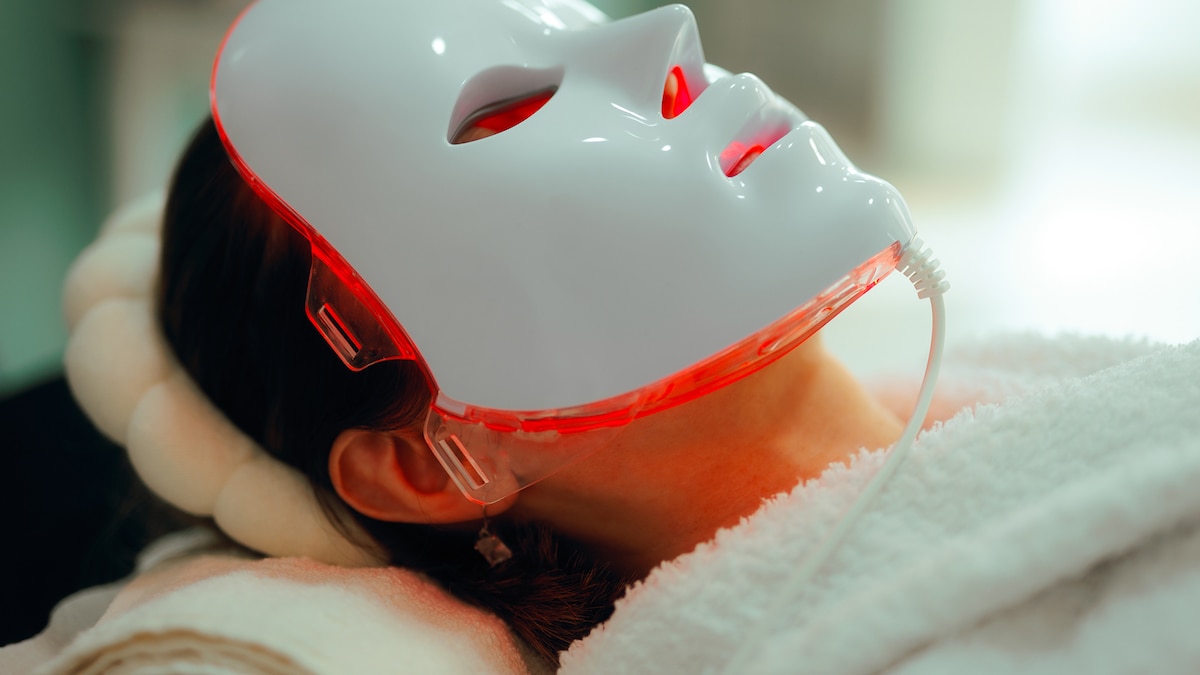 Máscaras LED de luz roja: qué pueden (y qué no) hacer por la piel