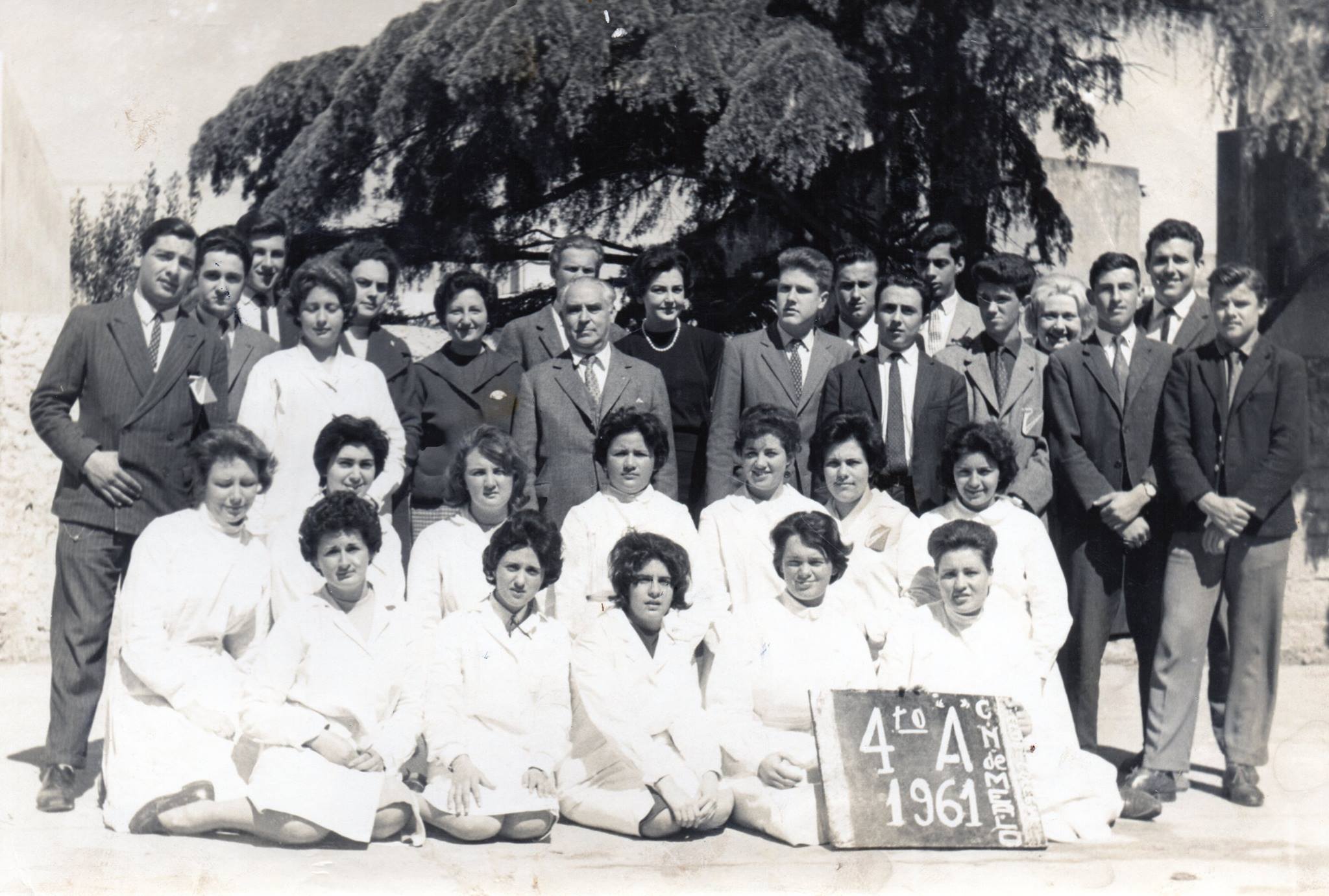 Personal docente y alumnado del Colegio Manuel Belgrano de Merlo, Provincia de Buenos Aires, Argentina. 1961.