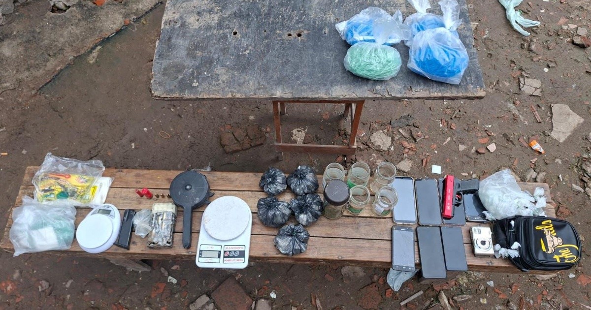 Persecución en el oeste de Rosario: cuatro aprehendidos, drogas y municiones en un asentamiento