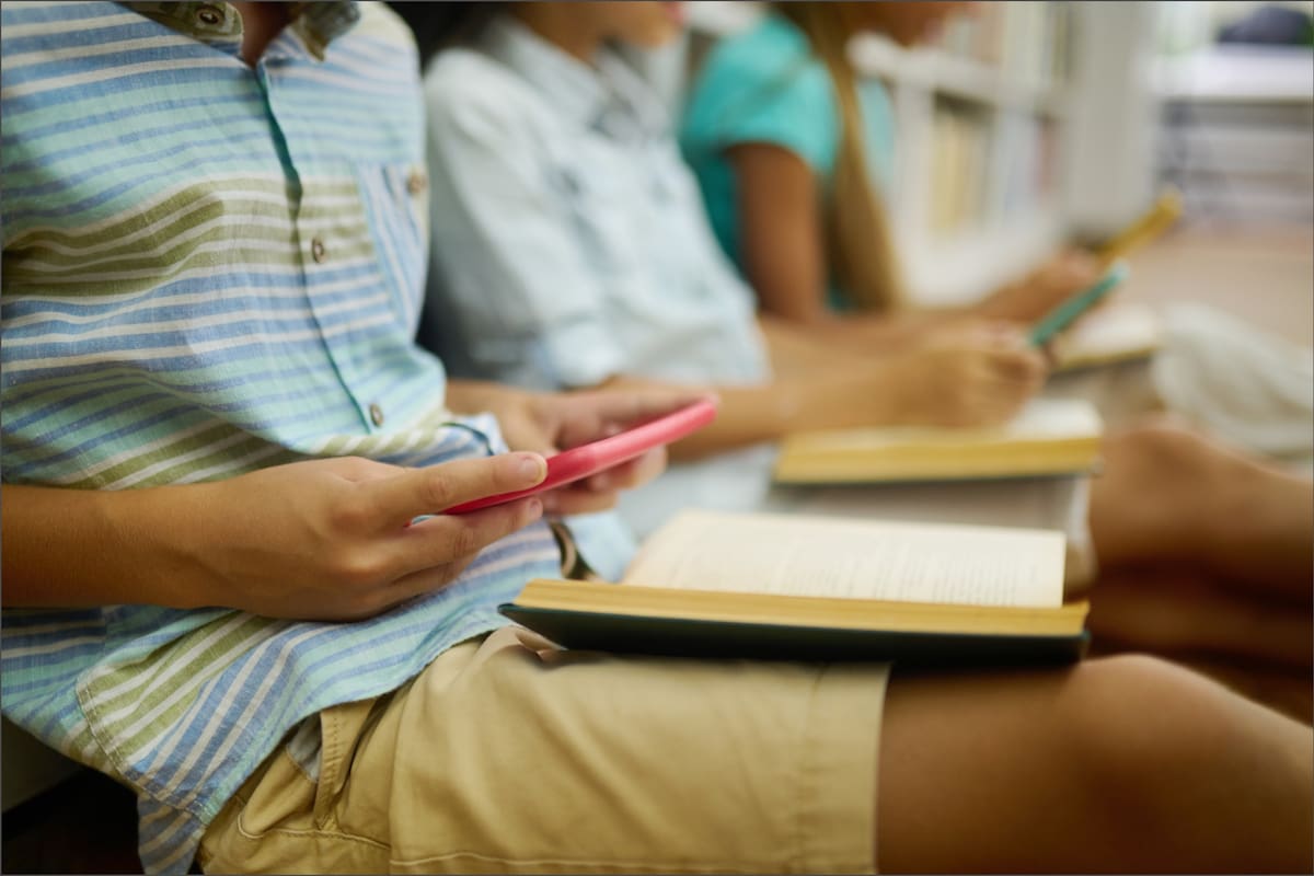Regulación de redes y adolescencia: debate global, decisiones locales