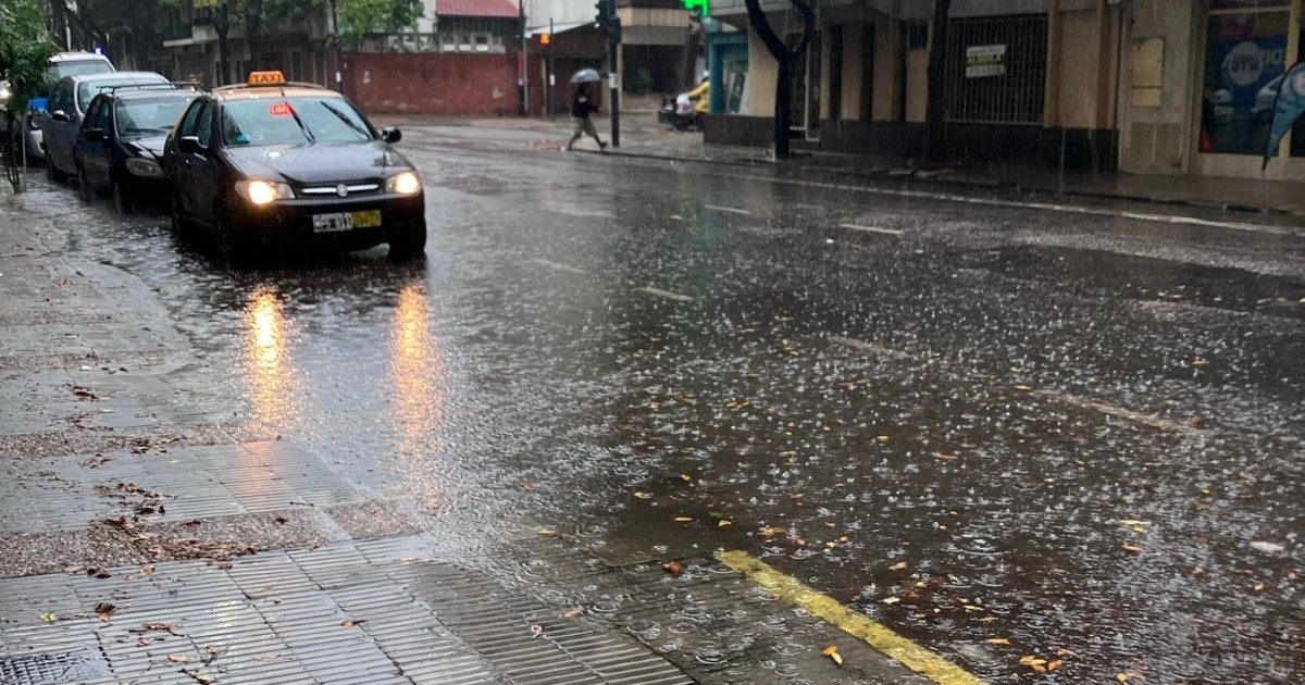 Rosario acumuló la mitad de la lluvia mensual en un día y se multiplicaron los reclamos