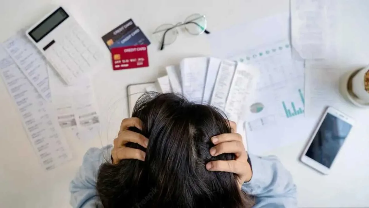 Sobreendeudamiento familiar: 4,8 millones con mora y la urgencia de regular el crédito