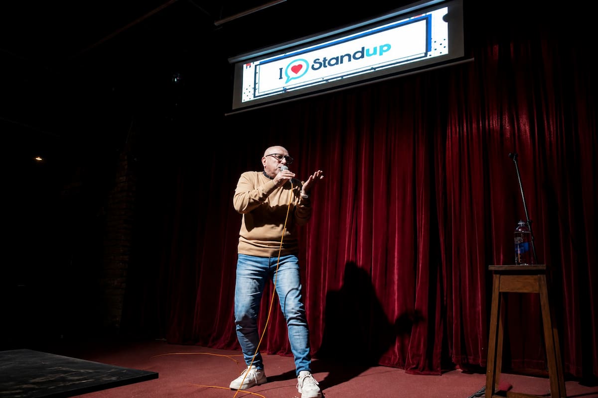 Stand up para mayores: la risa como reencuentro y posibilidad