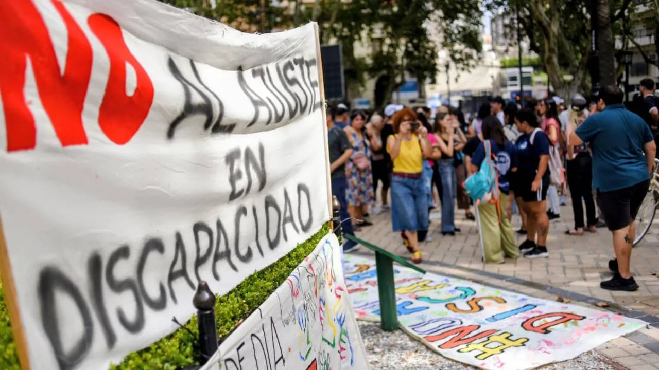 Transportistas y prestadores de discapacidad paran por deuda estatal y aranceles atrasados